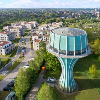 Ein Rundgang mit Aussichtsplattform im Wasserturm Mürwik im Osten der Stadt führt Besucher in 26 Metern Höhe um den großen Wasserspeicher, der 1,5 Millionen Liter Trinkwasser speichert. Gebaut 1960 – 1962.