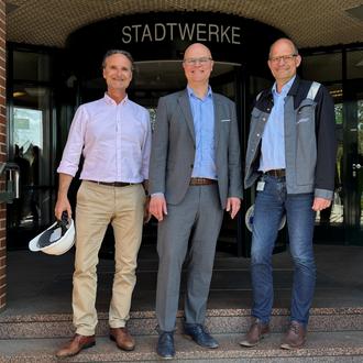 Ministerbesuch bei Stadtwerke Flensburg: Foto v.l.n.r.: Dirk Thole, Vorsitzender der Geschäftsführung Stadtwerke Flensburg, Tobias Goldschmidt, Minister für Energiewende, Klimaschutz, Umwelt und Natur des Landes Schleswig-Holstein, Karsten Müller-Janßen, technischer Geschäftsführer Stadtwerke Flensburg