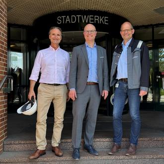 Ministerbesuch bei Stadtwerke Flensburg: Foto v.l.n.r.: Dirk Thole, Vorsitzender der Geschäftsführung Stadtwerke Flensburg, Tobias Goldschmidt, Minister für Energiewende, Klimaschutz, Umwelt und Natur des Landes Schleswig-Holstein, Karsten Müller-Janßen, technischer Geschäftsführer Stadtwerke Flensburg