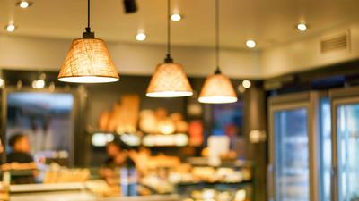 Beleuchtung in einem kleinen Cafe mit dem Stromvertrag der Stadtwerke Flensburg.