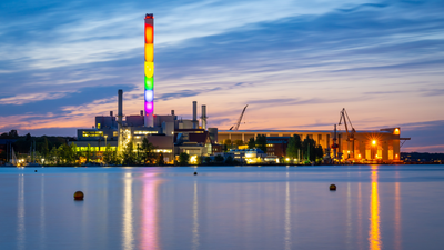 Kraftwerk Schornstein beleuchtet in Regenbogen Farben