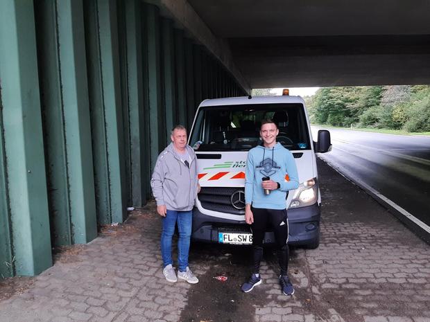 Foto vom Fluthilfeeinsatz zweier Mitarbeiter der Stadtwerke Flensburg im Sommer 2021 mit dem Fahrzeug. 