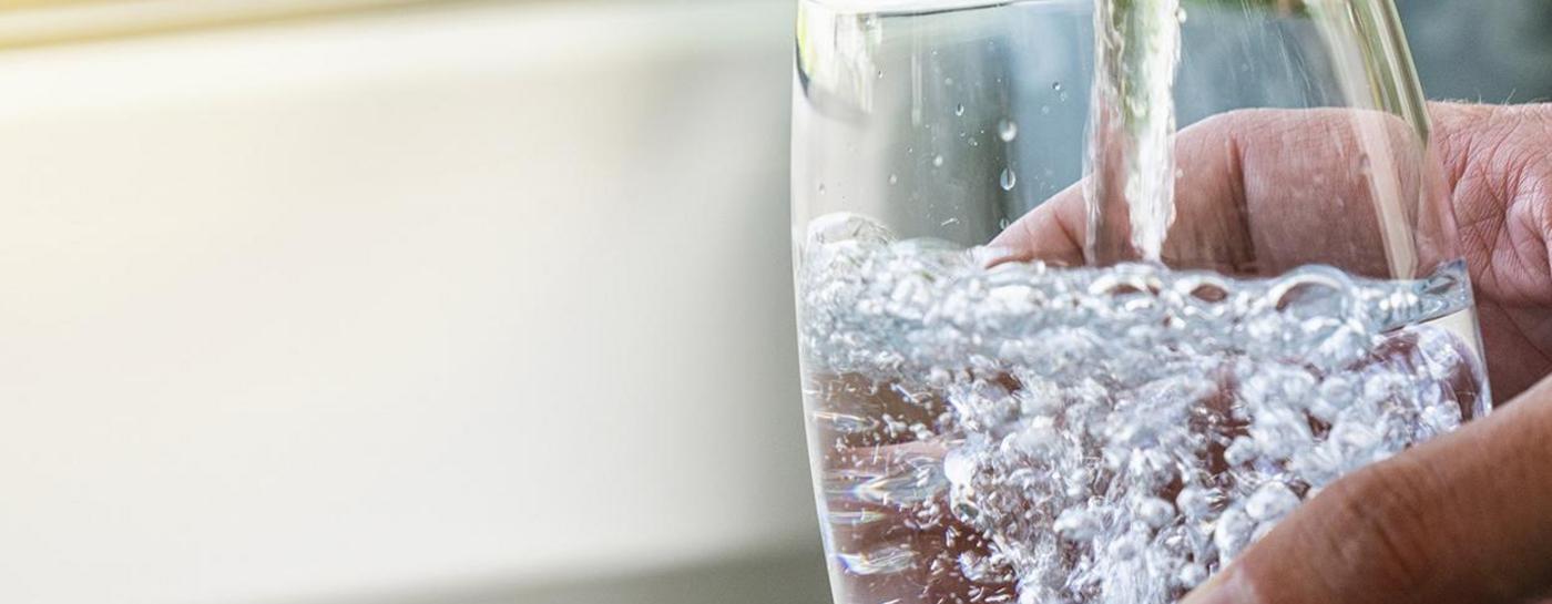 Wasserglas wird mit Flensburger Leitungswasser vom Wasserhahn gefüllt.