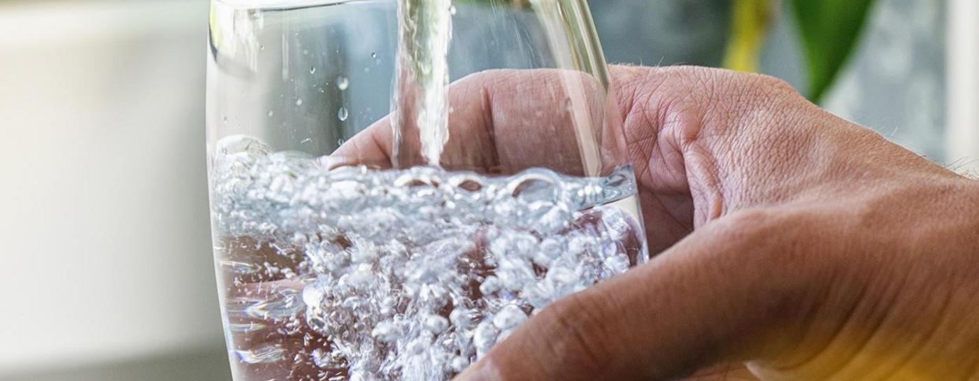 Wasserglas wird mit Flensburger Leitungswasser vom Wasserhahn gefüllt.