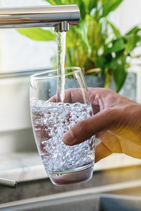 Wasserglas wird mit FlensburgerLeitungswasser vom Wasserhahn gefüllt.