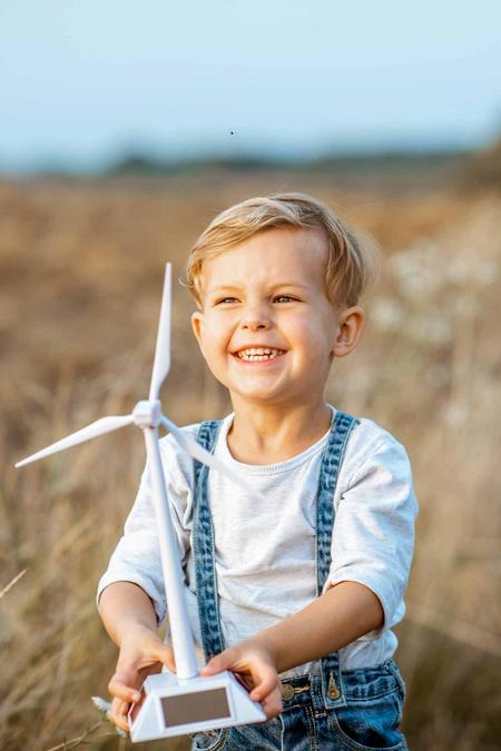 kleiner Junge mit Windkraft