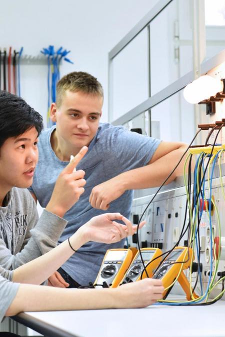 Azubis montieren Elektronik in Azubiwerkstatt