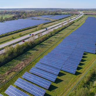 Solarthermie: Fotomotiv Solarthermie-Anlage an der A7 Um Strom aus erneuerbaren Energien zu produzieren, nutzen die Stadtwerke Flensburg schon heute eigene Photovoltaikanlagen. Zukünftig soll die Nutzung von Solarthermie auf Freilandflächen hinzukommen. Der Unterschied: Solarthermieanlagen, wandeln Sonnenenergie in Wärme um. Photovoltaikanlagen machen aus Sonnenlicht elektrischen Strom. 