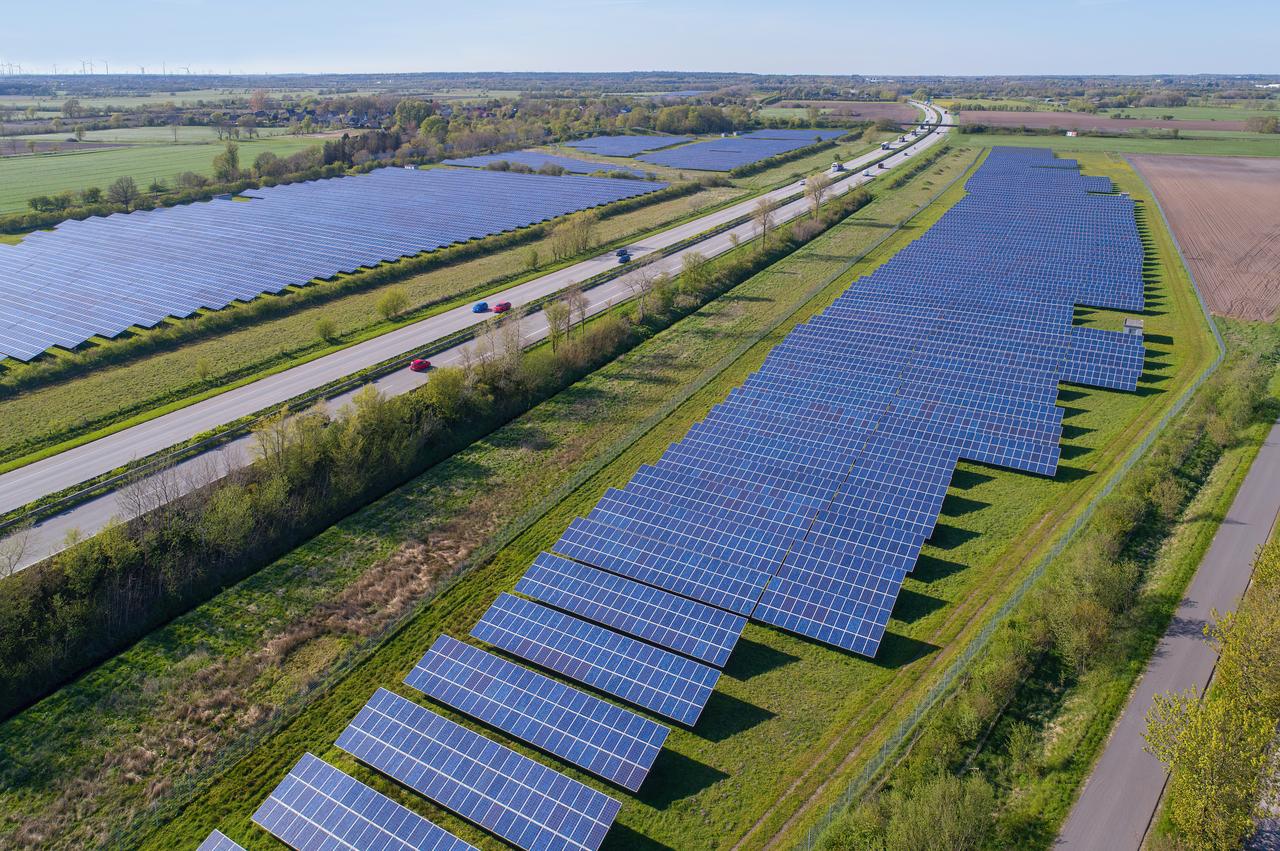 Solarthermie: Fotomotiv Solarthermie-Anlage an der A7 Um Strom aus erneuerbaren Energien zu produzieren, nutzen die Stadtwerke Flensburg schon heute eigene Photovoltaikanlagen. Zukünftig soll die Nutzung von Solarthermie auf Freilandflächen hinzukommen. Der Unterschied: Solarthermieanlagen, wandeln Sonnenenergie in Wärme um. Photovoltaikanlagen machen aus Sonnenlicht elektrischen Strom. 
