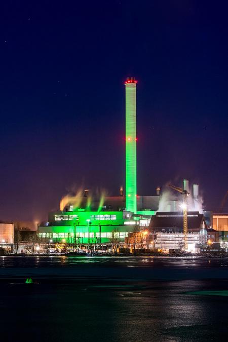 Grüne Beleuchtung auf die Stadtwerke und Schornstein