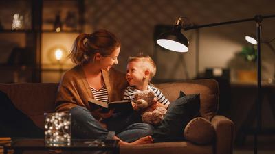 Gemütlich Geschichte lesen auf das Sofa mit Mama, möglich durch Energie der Stadtwerke Flensburg.