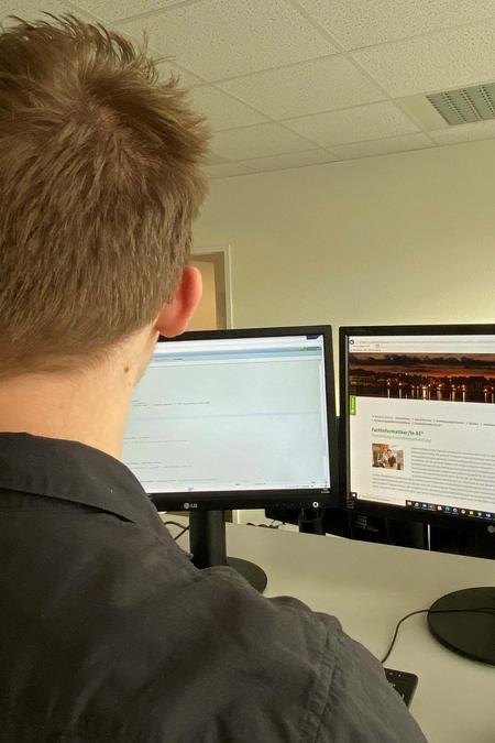 Fachinformatiker schreibt Quellcode