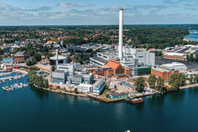 Luftaufnahme des Betriebsgeländes der Stadtwerke Flensburg. Links ist der anliegende Hafen zu sehen.