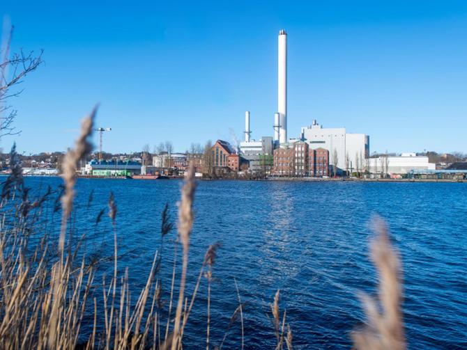 Aufnahme des Gelände der Stadtwerke Flensburg vom gegenüberliegendem Fördeufer.