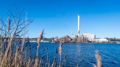 Aufnahme des Gelände der Stadtwerke Flensburg vom gegenüberliegendem Fördeufer.