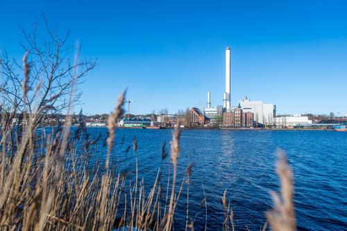 Aufnahme des Gelände der Stadtwerke Flensburg vom gegenüberliegendem Fördeufer.