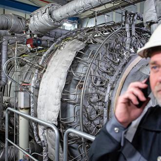 100 % H2-Betrieb: Fotomotiv·Gasturbine (K12/K13) mit Button „H2-ready“. Schon heute könnten die GuD-Anlagen Kessel 12 und 13 anteilig mit Wasserstoff betrieben werden. Langfristig kann eine Umstellung auf einen Betrieb mit 100 % Wasserstoff erfolgen. Eine weitere entscheidende Weichenstellung für die dekarbonisierte Zukunft der Stadtwerke Flensburg