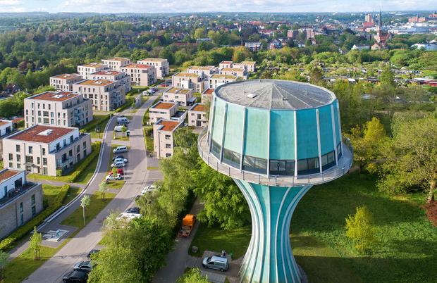 Luftaufnahme des neuen Wasserturms in Flensburg, für einen ausgeglichenen Wasserdruck in ganz Flensburg. 