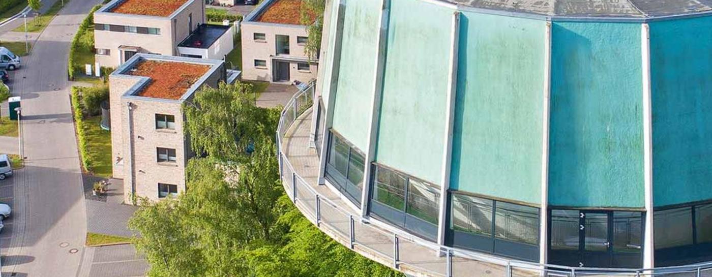 Luftaufnahme des neuen Wasserturms in Flensburg, für einen ausgeglichenen Wasserdruck in ganz Flensburg. 