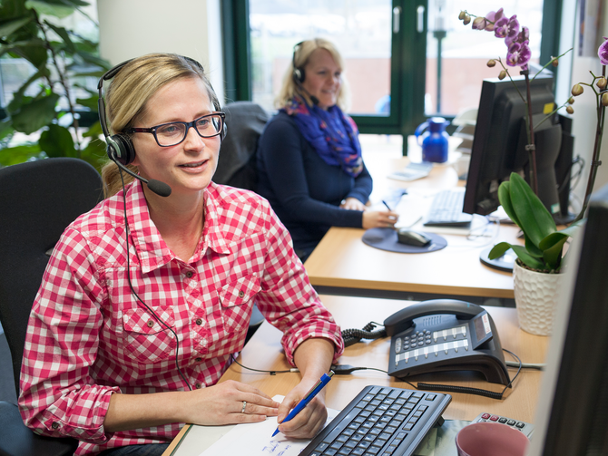 2 Mitarbeiter unseres Hauseigenen Kundenservices bei der Arbeit.