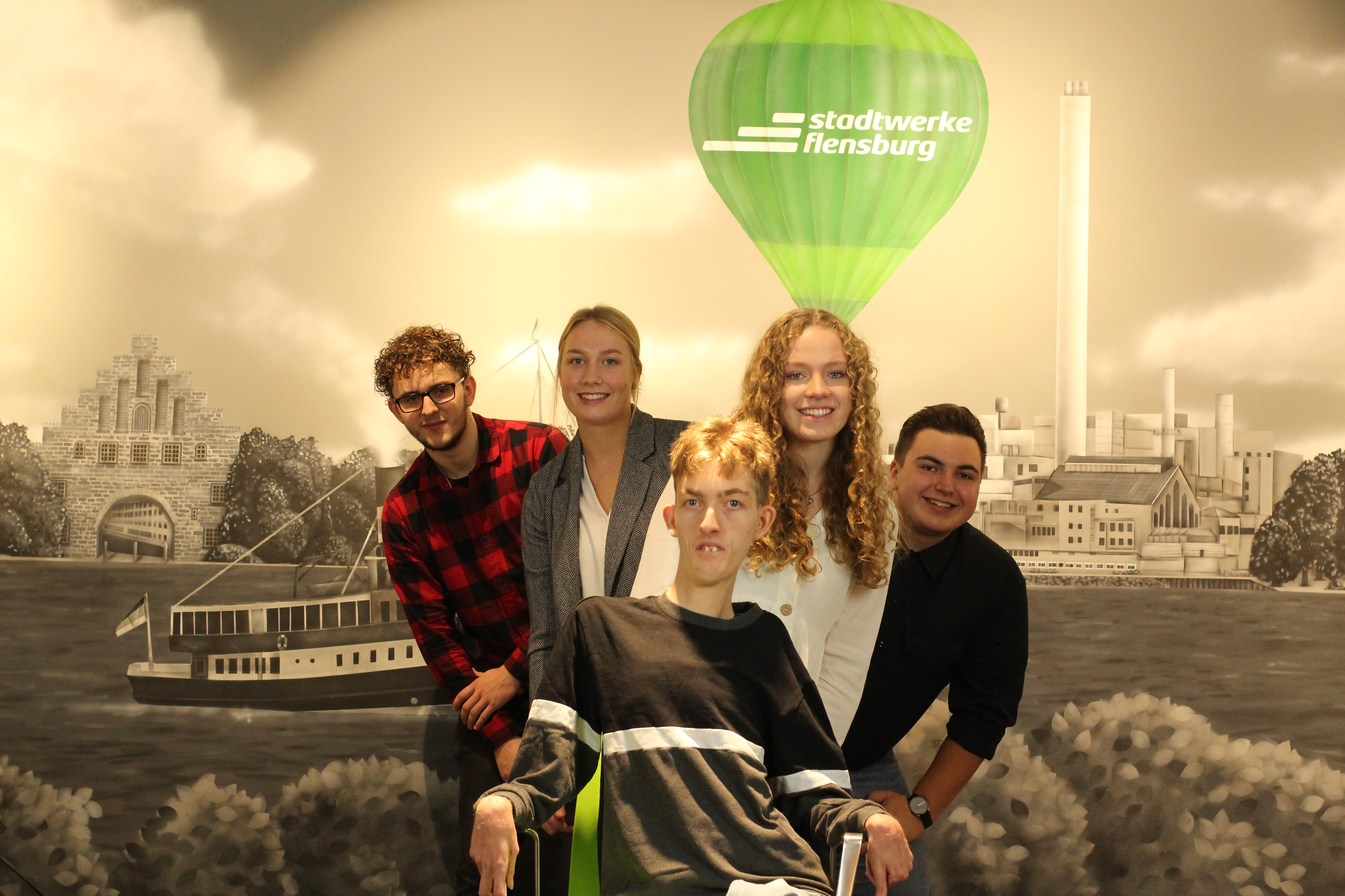 Gruppenbild der Azubis im kaufmänischen Bereich.